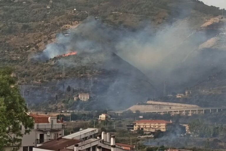 Soffia lo scirocco, Santo Stefano di Camastra circondata dalle fiamme – VIDEO