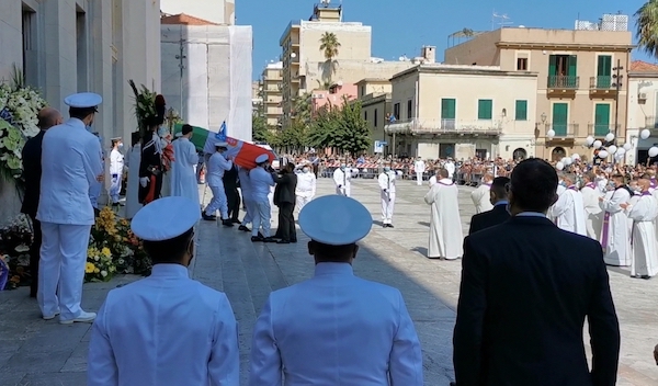 Milazzo. Lunghi applausi, lacrime e affetto. L’ultimo saluto a un eroe