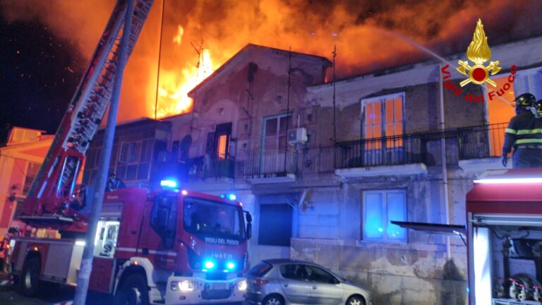 Messina – Vasto incendio distrugge una palazzina. Evacuate cinque famiglie