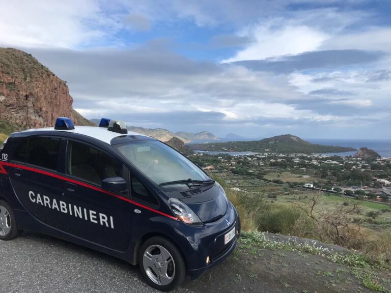 Abusivismo edilizio alle Isole Eolie, cinque persone denunciate dai Carabinieri