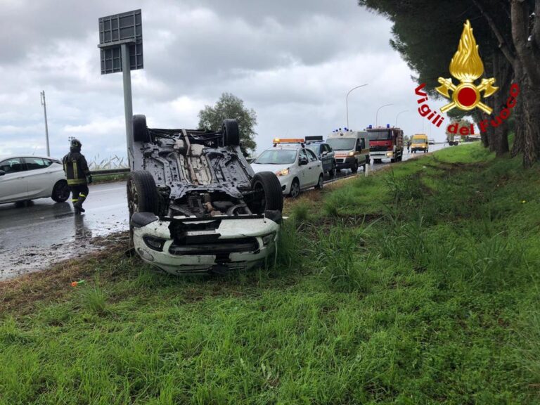 Auto si ribalta sulla A/20, dopo la barriera di Villafranca Tirrena. Lievemente ferito il conducente