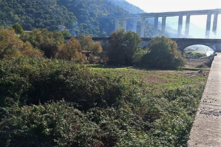 Naso – Iniziati i lavori di pulizia e scerbatura del torrente di Ponte Naso