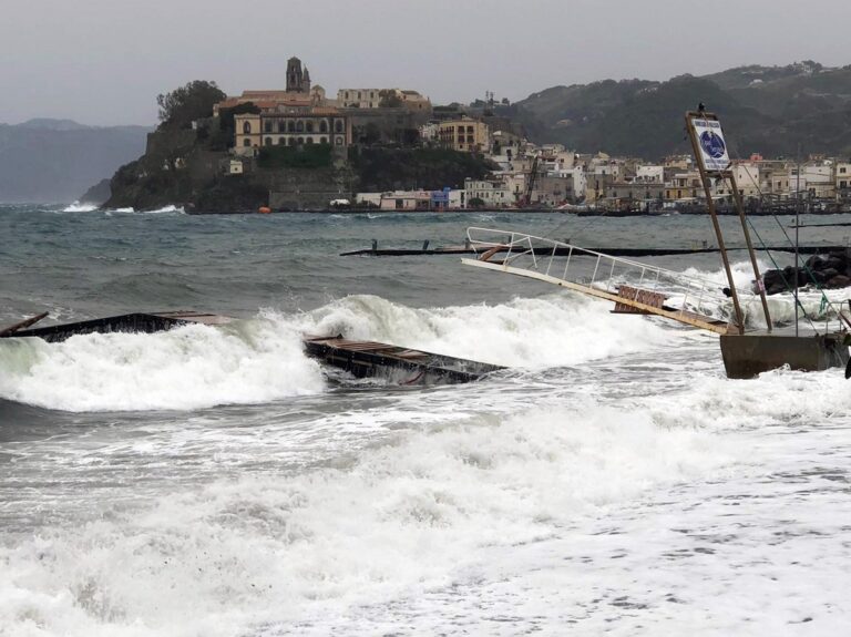 Maltempo in Sicilia: disagi da Palermo alle Eolie. Ginostra per ore senza corrente elettricasi