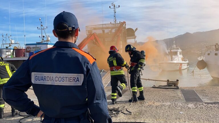 Sant’Agata Militello – Simulato incendio su un peschereccio, esercitazione al porto