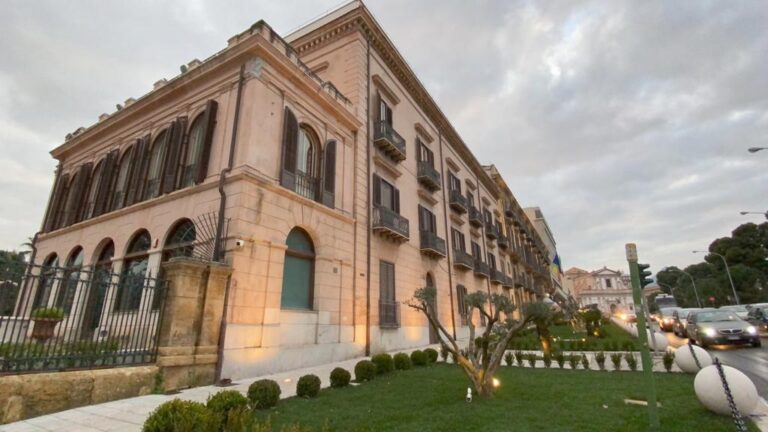 Palermo – Davanti al Palazzo della Regione nasce un giardino con fontana