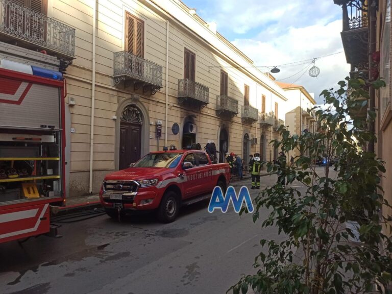 Fiamme in via Medici a Sant’Agata Militello, intervengono i Vigili del Fuoco