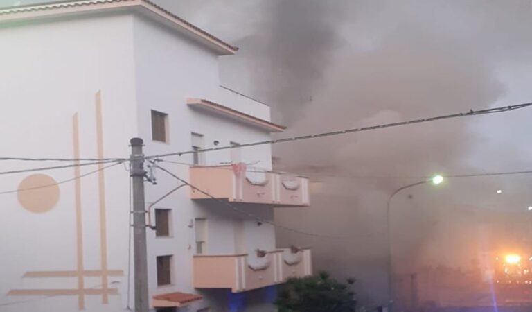 Terme Vigliatore. Incendio devasta un negozio in Via Tonnarella