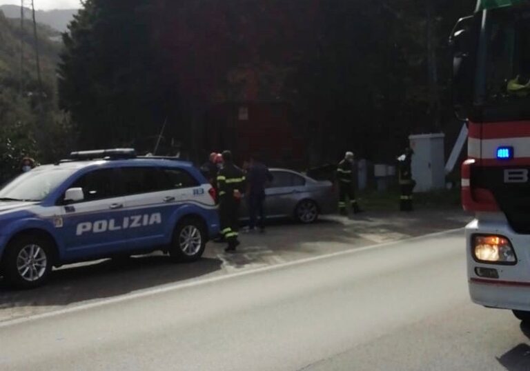 Principio di incendio ad un’auto nella galleria Petraro della A20, intervengono i Vigili del Fuoco