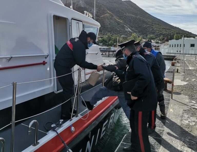 Vulcano, invalido ha bisogno di cure, ma il mare è in tempesta. Trasportato dai Carabinieri