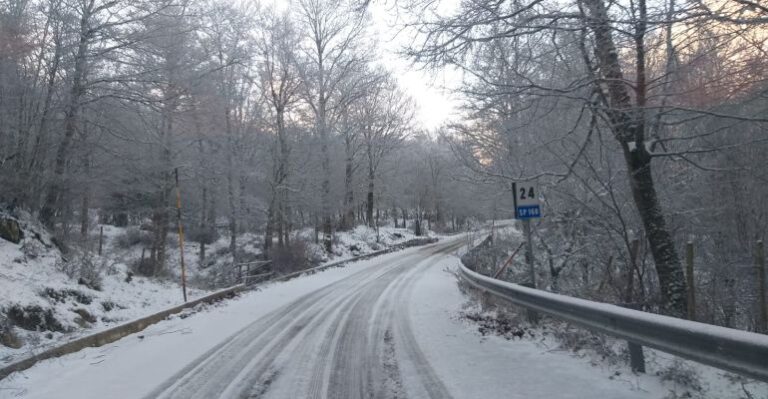 Nebrodi – In azione i mezzi spazzaneve sulla strada provinciale Caronia-Capizzi