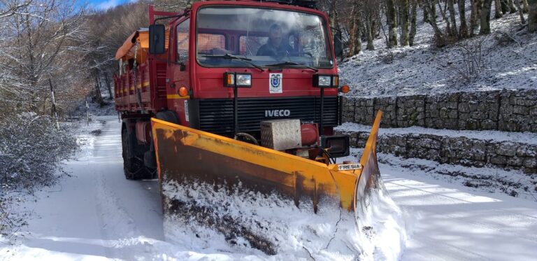 Nebrodi e dintorni: neve e ghiaccio ad alta quota, mezzi della Città Metropolitana in azione