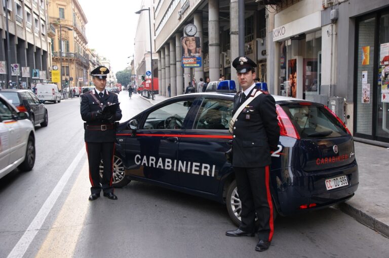 Birra e partita a carte, multe per 7mila euro a 18 persone trovate in un garage a Palermo