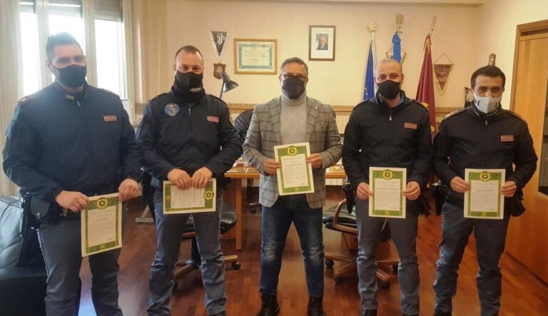 Poliziotti regalano la macchinetta del caffè ad un’anziana. Premiati dal Questore di Caltanissetta