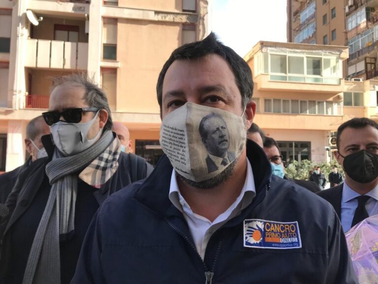 Salvini a Palermo per il processo Open Arms, polemiche per la mascherina con Borsellino