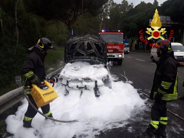 Messina – Auto prende a fuoco nei pressi dello svincolo di Gazzi, intervengono i Vigili del Fuoco