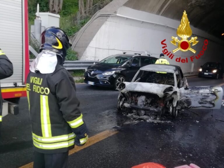 Interventi dei vigili del fuoco in autostrada e a Milazzo