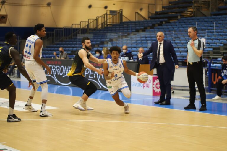 Basket – Terzo KO di fila per l’Orlandina, al PalaFantozzi passa Torino per 71-72