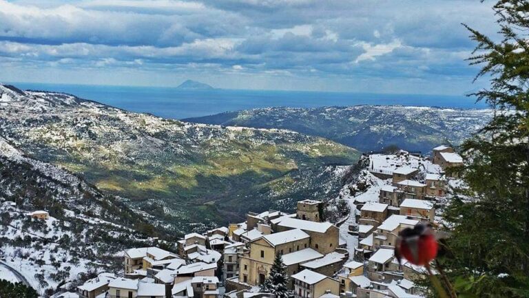 Gelo in Sicilia, neve a bassa quota nel messinese. Oggi il picco del freddo – VIDEO