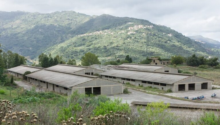 San Piero Patti: bonifica dall’eternit e una centrale fotovoltaica nel sito Asi dell’ex porcilaia