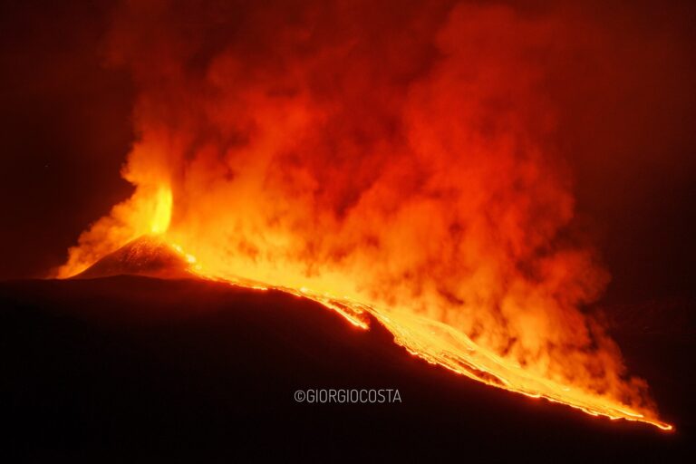 L’Etna dà spettacolo con l’attività parossistica, il parere dello studioso Giorgio Costa – VIDEO