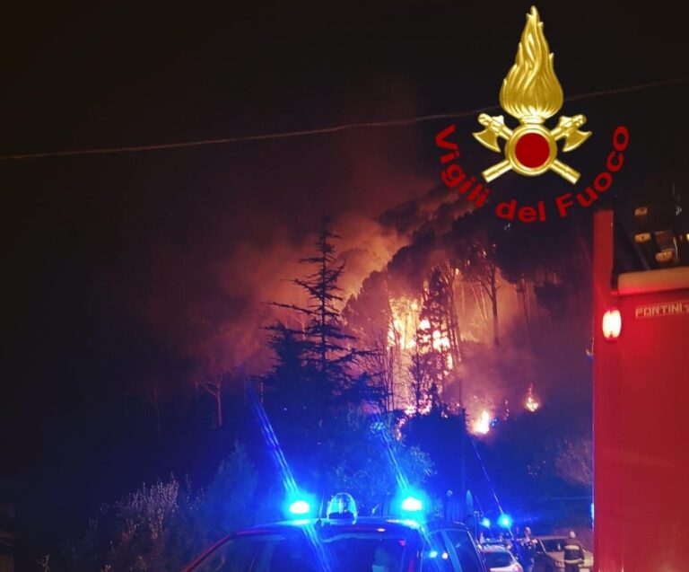 Sant’Agata M.llo – Incendio in contrada Iria lambisce alcune case. Vigili del Fuoco in azione