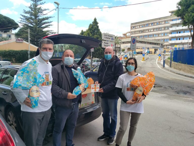 L’Associazione Bimbi in Corsia e l’FC Messina regalano Uova di Pasqua ai piccoli ospedalizzati del Policlinico di Messina