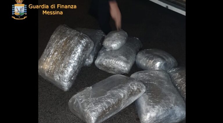 Attraversano lo Stretto di Messina con 35kg di marijuana, arrestati due autotrasportatori