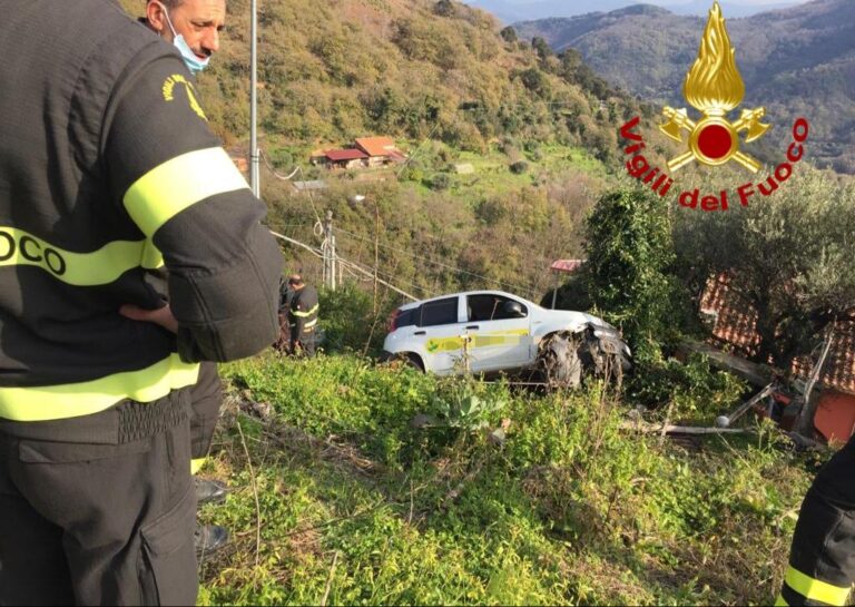 Montagnareale – Auto sbatte col guard-rail e finisce fuori strada, conducente soccorsa dai Vigili del Fuoco