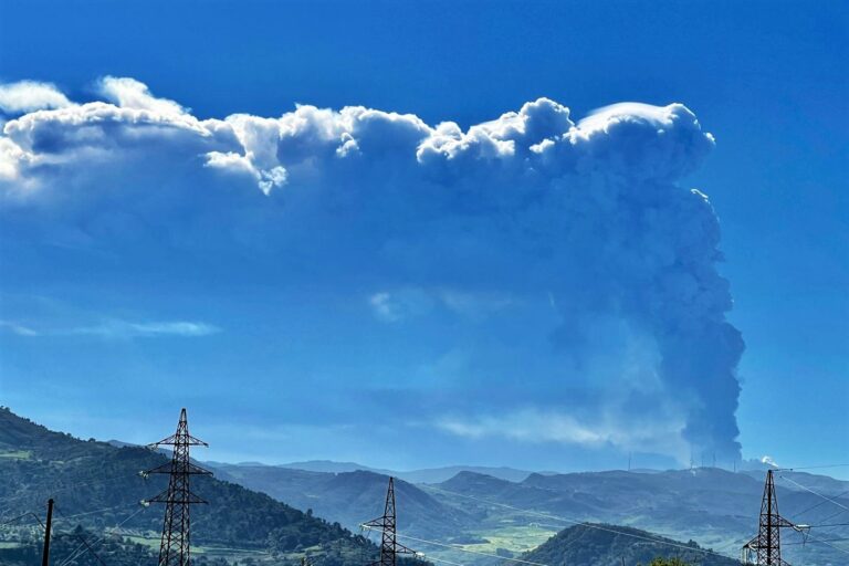 Etna, 12esimo parossismo: nuova nube eruttiva, piove cenere sui centri etnei