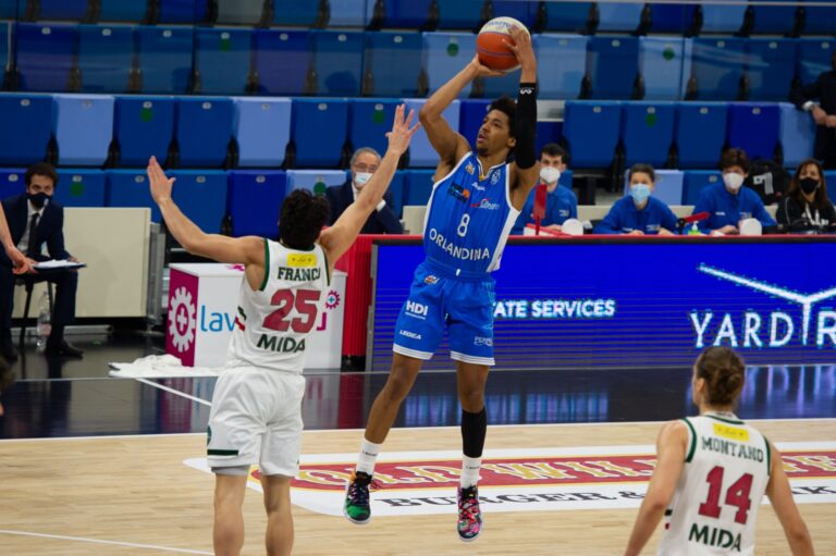 Basket – L’Orlandina dura solo tre quarti a Milano: l’Urania vince 86-72