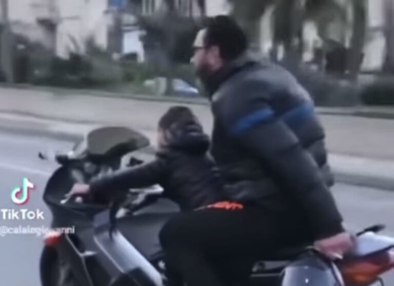 Posta su Tik Tok video di un bambino di 8 anni alla guida di una moto, multato 40enne di Palermo