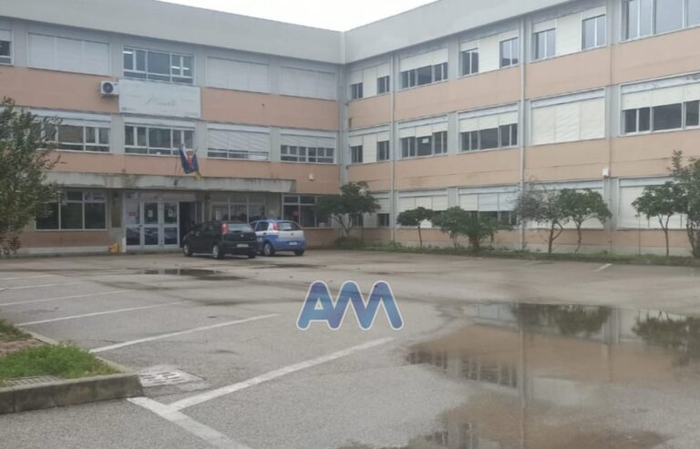 Cade dal secondo piano del Liceo “Sciascia-Fermi”, studentessa prelevata in elisoccorso