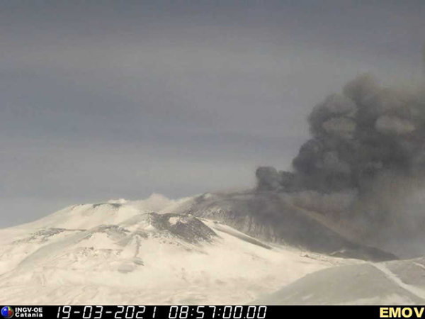 Etna, quindicesima eruzione in corso. Boati e fontana di lava dal cratere di Sud-Est