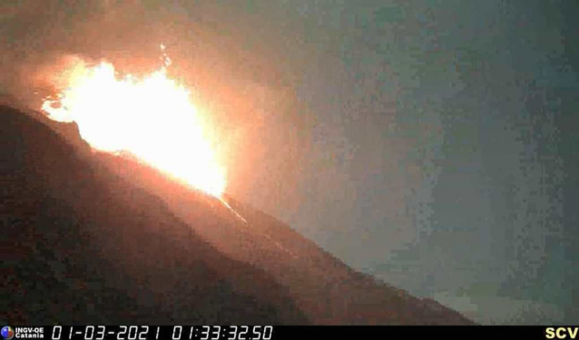 Stromboli – Eruzione nella notte nell’area nord del cratere