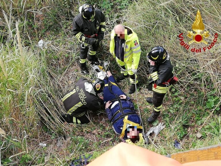 Messina, uomo cade in un dirupo. Soccorso dai Vigili del Fuoco