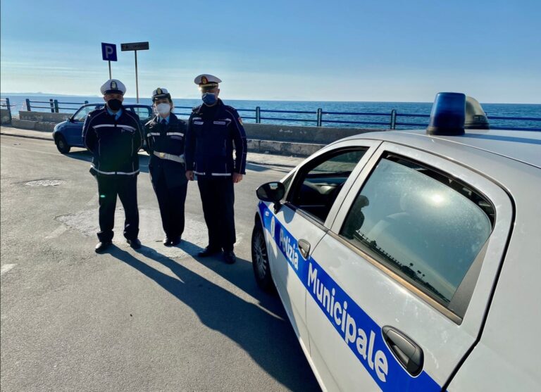 Covid – 10 nuovi casi in un giorno a Villafranca Tirrena, il sindaco chiude piazze, spiaggia e lungomare