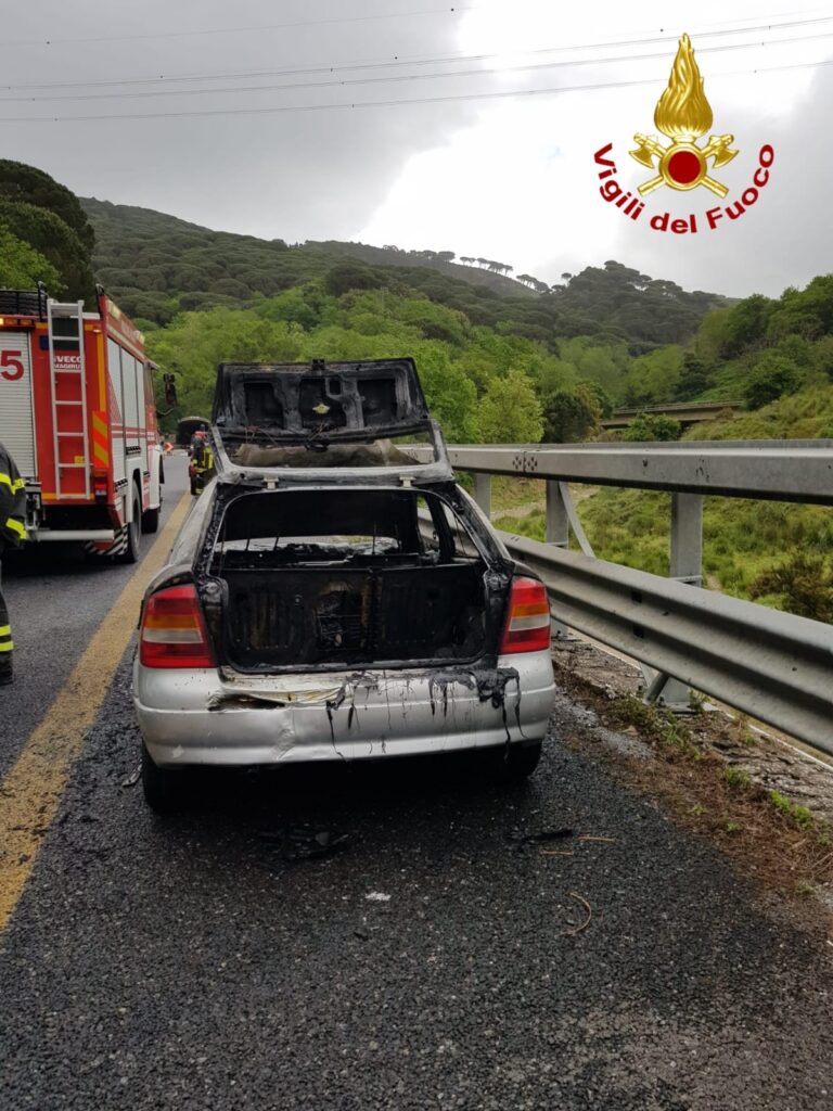 Auto prende a fuoco sulla A/20 a Messina, intervengono i Vigili del Fuoco. Traffico bloccato