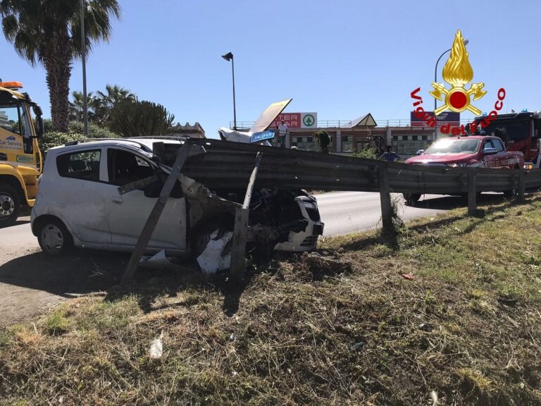 Monforte Marina – Auto si incastra sotto il guard rail. Illeso il conducente – Le foto