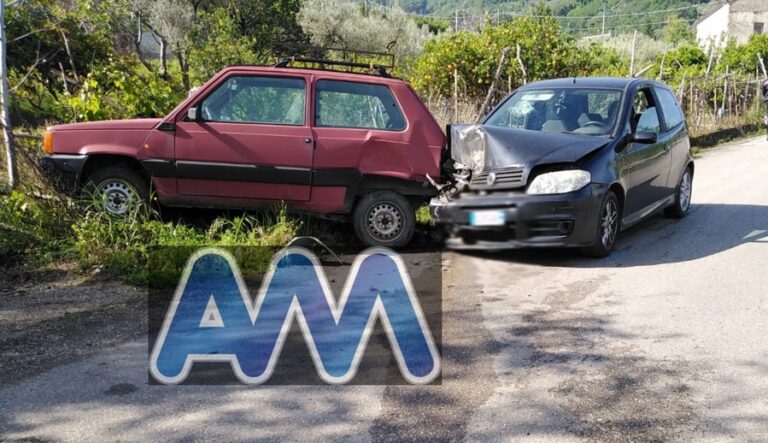 Militello Rosmarino, tampona auto in sosta. Tre feriti lievi