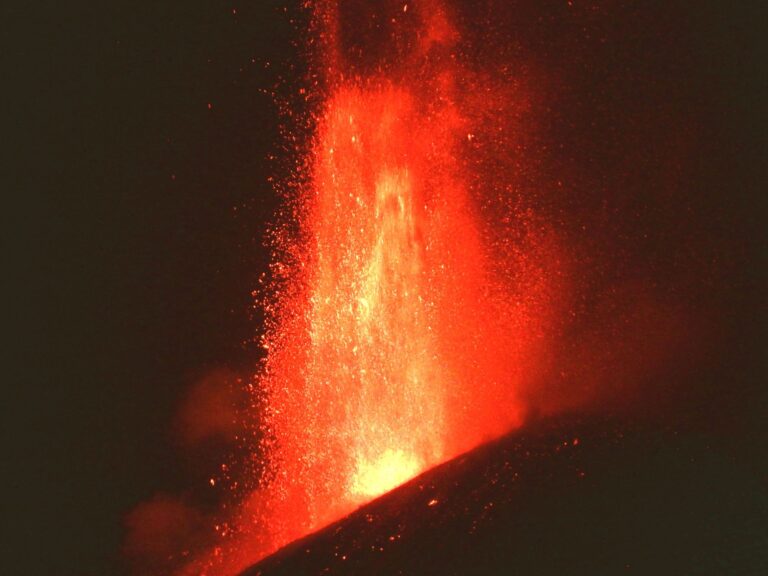 Etna, quarta eruzione in sei giorni: spettacolare fontana di lava ed emissione di cenere