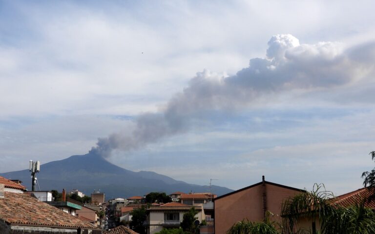 Etna in eruzione, pioggia di cenere vulcanica sul catanese