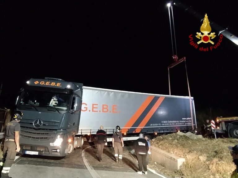 Messina – Tir rimane incastrato in un tornante in località Gesso, intervengono le forze dell’ordine