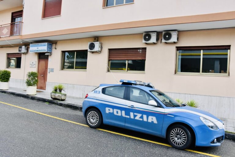 Barcellona P.G. – Fermato per un controllo, 29enne colpisce con calci e pugni un poliziotto, arrestato