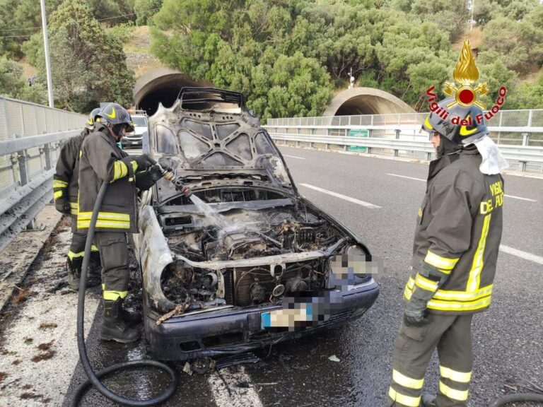 Messina – A/18, vettura a GPL in fiamme. Tempestivo intervento dei Vigili del Fuoco