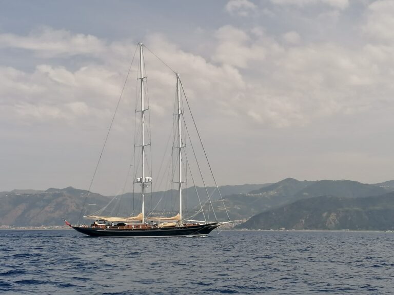 Il sailing yacht “Meteor” approda al porto Marina di Capo d’Orlando