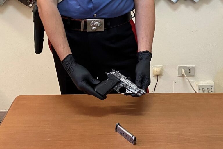 Deteneva illegalmente una pistola con matricola abrasa, arrestato rumeno 46enne a Motta Camastra