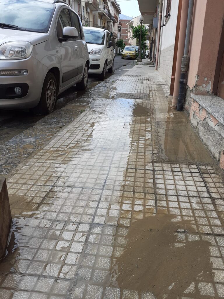 Barcellona Pozzo di Gotto: continuano gli sversamenti di acqua in via La Marmora