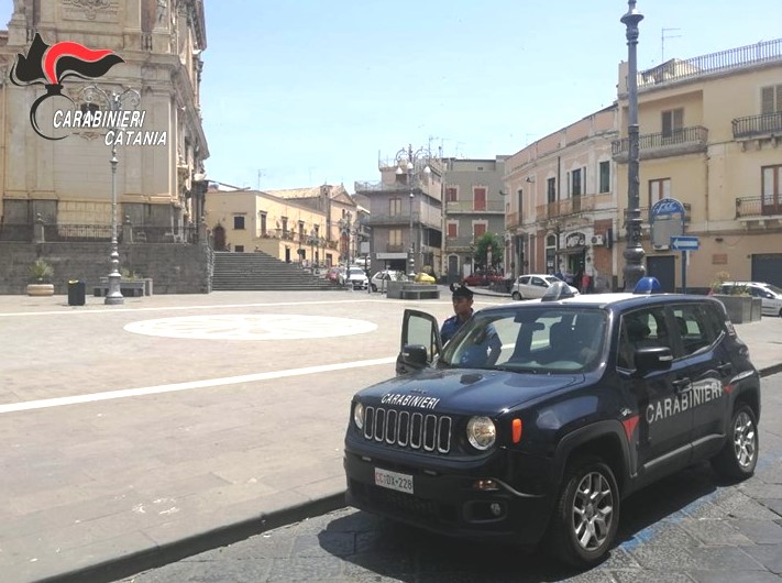 Rissa in centro con martelli e bastoni in ferro. 3 feriti e 5 persone arrestate