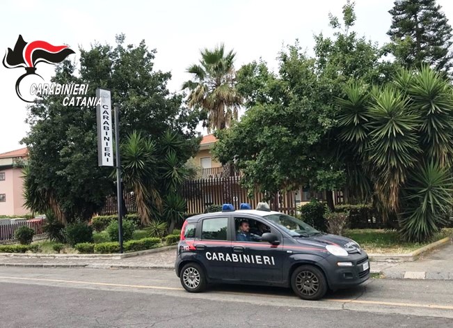 Evade dai domiciliari per sfuggire ai litigi con la moglie. Si rifugia dai Carabinieri