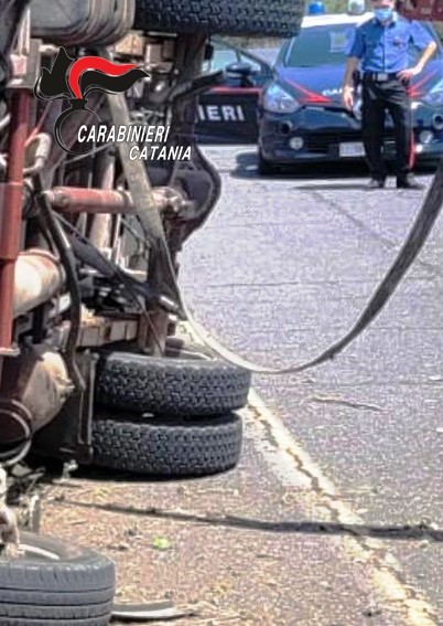 Catania: furto d’auto. Uno dei due complici fugge in camion, ma si ribalta